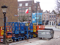 848223 Afbeelding van enkele kleine hoogwerkers, die geparkeerd staan in de Drakenburgstraat bij de Neude te Utrecht. ...